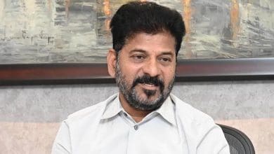 मुख्यमंत्री ए रेवंत रेड्डी अदालत में पेश होते हुए