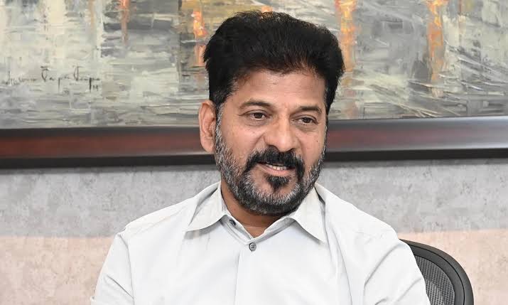 मुख्यमंत्री ए रेवंत रेड्डी अदालत में पेश होते हुए