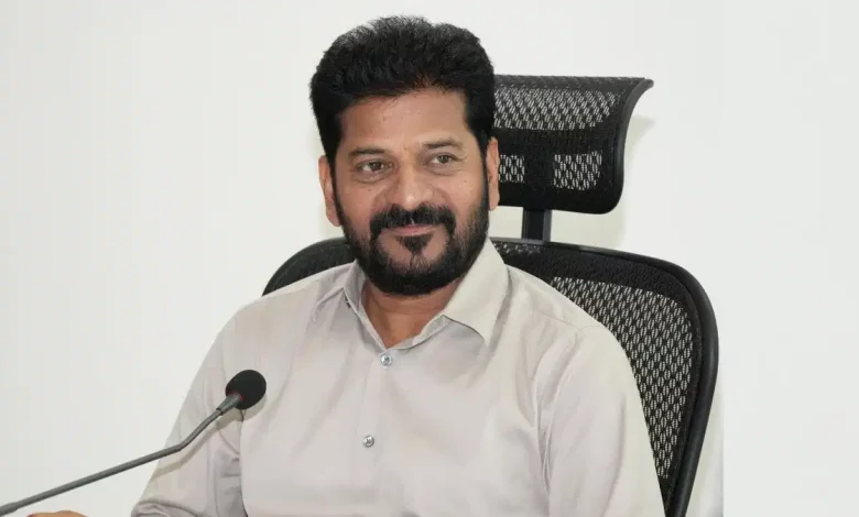 मुख्यमंत्री रेवंत रेड्डी जातिगत जनगणना पर प्रेस को संबोधित करते हुए