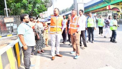 सिकंदराबाद क्षेत्र में विकास कार्यों का निरीक्षण करते आयुक्त आर.वी. कर्णन।