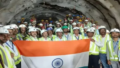 शिव और शक्ति मशीनें भारत की सबसे लंबी रेल सुरंग बनाते हुए