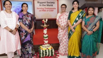 थैलीसीमिया और सिकल सेल एनीमिया के निदान, प्रबंधन पर चर्चा करते हुए विशेषज्ञ।