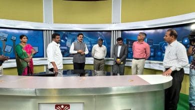 टी-सैट सुविधाओं का निरीक्षण करते हुए उस्मानिया विश्वविद्यालय का प्रतिनिधि