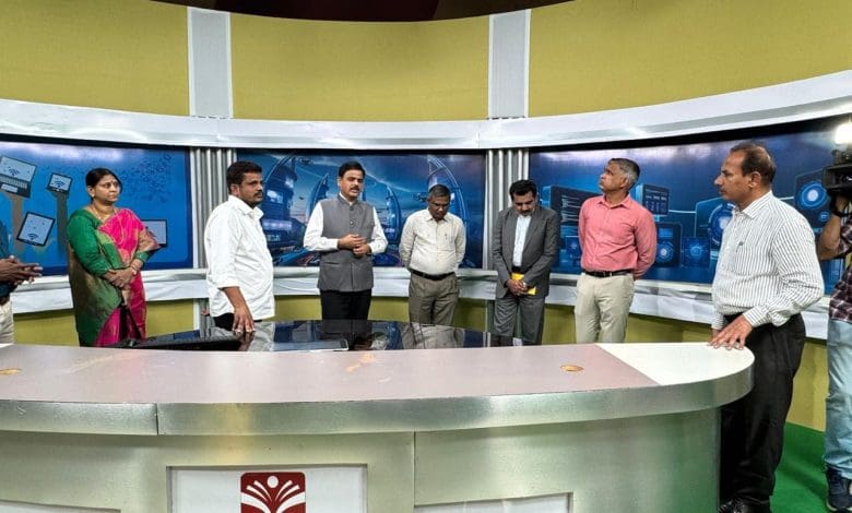 टी-सैट सुविधाओं का निरीक्षण करते हुए उस्मानिया विश्वविद्यालय का प्रतिनिधि