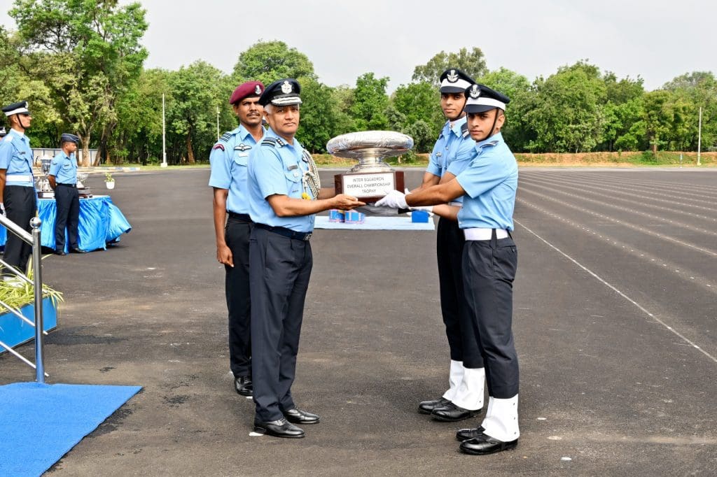 कमांडेंट बैनर प्रेजेंटेशन समारोह आयोजित में स्क्वाड्रन सम्मान