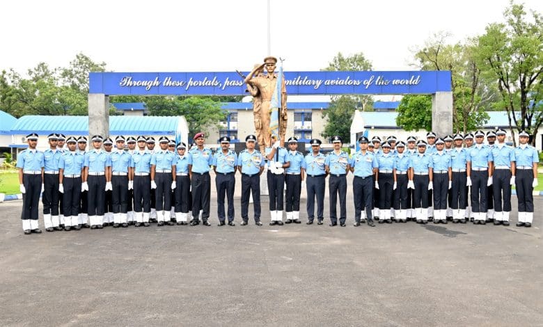 कमांडेंट बैनर प्रेजेंटेशन समारोह में एक्विनो स्क्वाड्रन का सम्मान