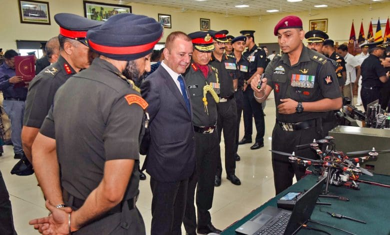 एमसीईएमई दीक्षांत समारोह में सैन्य अधिकारियों को सम्मानित करते हुए अधिकारी