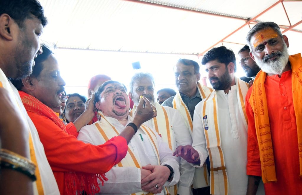 बत्तिनी गौड़ परिवार द्वारा मछली प्रसाद वितरण कार्यक्रम

