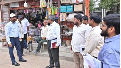 सीवर ट्रंक मेन निरीक्षण में एमडी अशोक रेड्डी और अधिकारी
