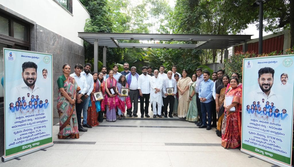 तेलंगाना सरकार ने सरकारी स्कूलों में AI, कोडिंग व स्टेम शिक्षा के लिए NGO से समझौता कर विद्यार्थियों को अत्याधुनिक तकनीकी सुविधा दी।