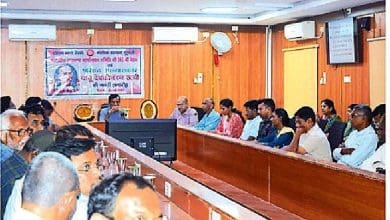 गुंटुपल्ली माल डिब्बा कारखाने की राजभाषा समिति बैठक का दृश्य