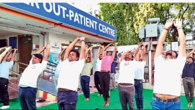 मेडिकवर हॉस्पिटल में अंतरराष्ट्रीय योग दिवस पर योग करते लोग