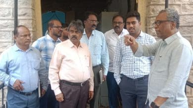 आसिफ नगर जल संयंत्र का निरीक्षण करते अधिकारी