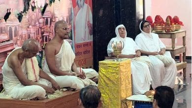 श्री संभवनाथ कुशल प्रार्थना जैन मंदिर में ध्वजारोहण समारोह और भक्ति कार्यक्रम का दृश्य