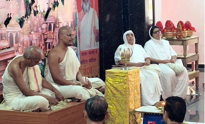 श्री संभवनाथ कुशल प्रार्थना जैन मंदिर में ध्वजारोहण समारोह और भक्ति कार्यक्रम का दृश्य