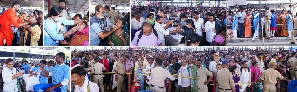 प्रदर्शनी मैदान में बत्तिनी गौड़ परिवार द्वारा वितरित मछली प्रसाद का लाभ लेते लोग। 

