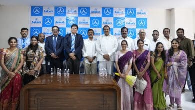 आकाश इंस्टीट्यूट के चंदानगर सेंटर के उद्घाटन समारोह का दृश्य, जहाँ विधायक और संस्थान प्रमुख उपस्थित हैं।