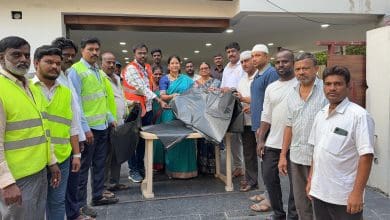 बकरीद पर उप महापौर द्वारा पॉलीथिन वितरण का दृश्य