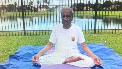 104 वर्षीय योगाचार्य रतनलाल जाजू योग अभ्यास करते हुए