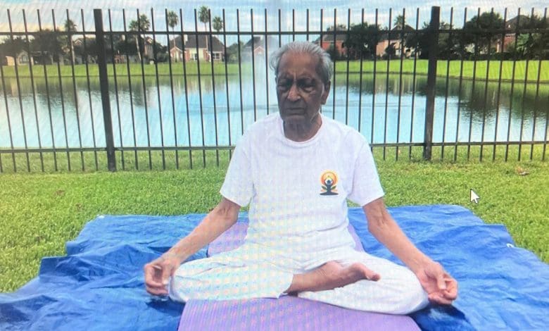 104 वर्षीय योगाचार्य रतनलाल जाजू योग अभ्यास करते हुए
