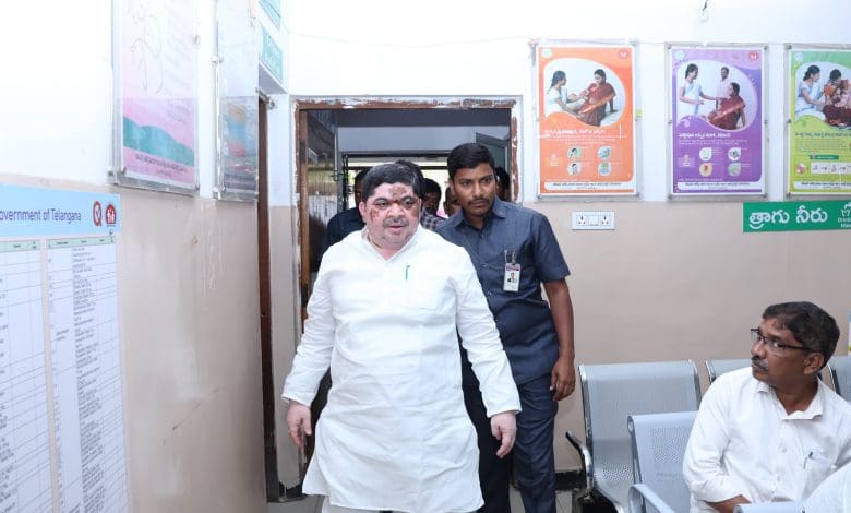 मंत्री पोन्नम प्रभाकर द्वारा अस्पतालों का निरीक्षण