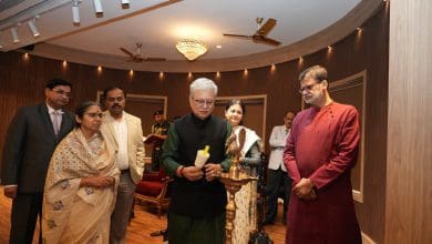 राजभवन में पश्चिम बंगाल स्थापना दिवस समारोह के दौरान सांस्कृतिक प्रस्तुति देते कलाकार