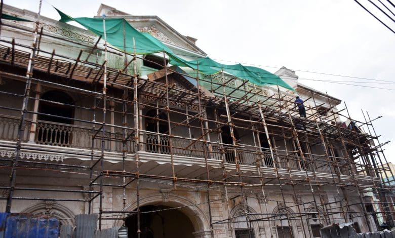चारमीनार के पास सरदार महल का पुनर्निर्माण कार्य प्रगति पर