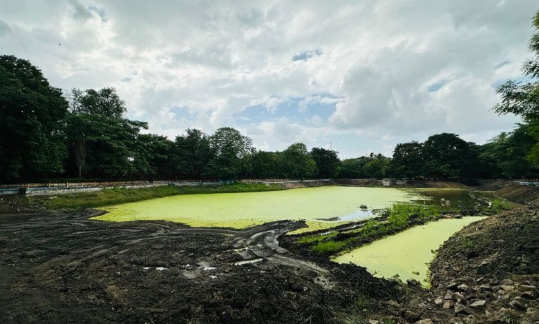 नामपल्ली स्थित पब्लिक गार्डन में स्थित छोटा सा पाउंड वर्तमान में गंदगी काई का हो रहा है शिकार जो सुबह चहलकदमी के लिए आने वाले लोगों की परेशानी का सबब बन हुआ है। (फोटो एम. ए. मुजीब)