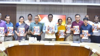 सर्वश्रेष्ठ कर्मचारी को सुरक्षा पुरस्कार देते जीएम