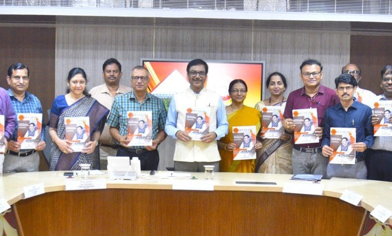 सर्वश्रेष्ठ कर्मचारी को सुरक्षा पुरस्कार देते जीएम