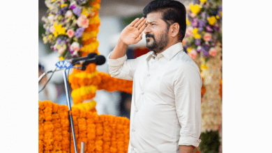 मुख्यमंत्री रेवंत रेड्डी गन पार्क में शहीद स्मारक पर पुष्पांजलि अर्पित करते हुए"