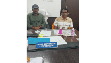 ACB अधिकारियों द्वारा रिश्वत में पकड़े गए तहसीलदार और राइटर की गिरफ्तारी