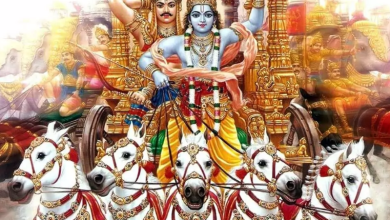 कुरुक्षेत्र में अर्जुन को उपदेश देते भगवान श्रीकृष्ण, रथ पर खड़े दोनों योद्धा