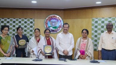 टीजीएसआरटीसी की महिला कंडक्टरों को सम्मान पत्र प्रदान करते अधिकारी