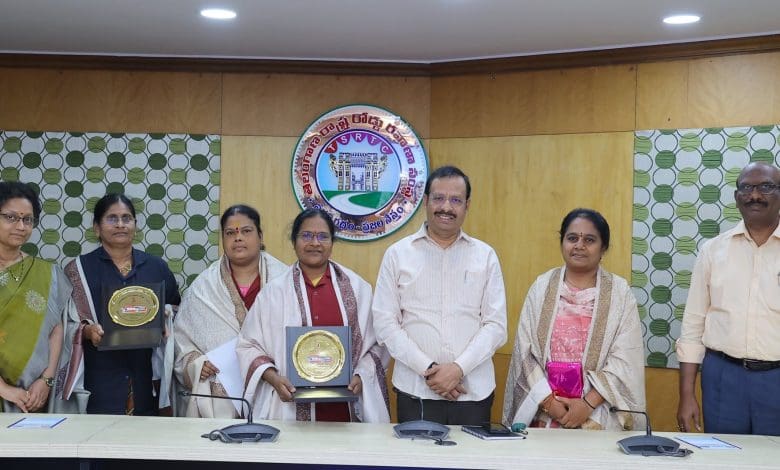 टीजीएसआरटीसी की महिला कंडक्टरों को सम्मान पत्र प्रदान करते अधिकारी
