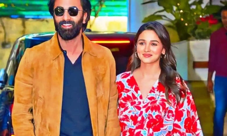 फिल्मी जोड़ी पर्दे पर अभिनय करती हुई, भावनात्मक लगाव दर्शाती