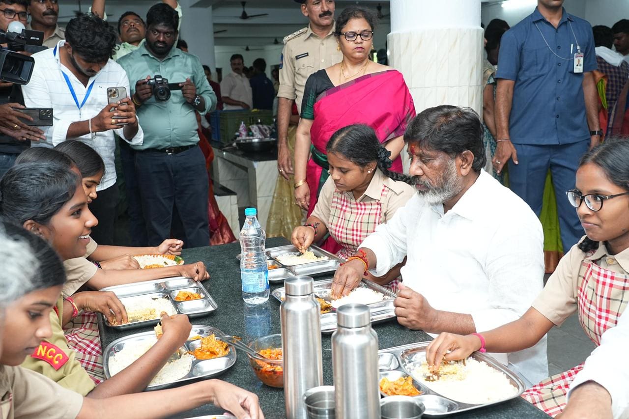 भट्टी विक्रमार्का विक्टोरिया मेमोरियल आरफन होम में छात्रों संग