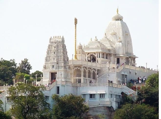 हैदराबाद के बिड़ला मंदिर से शहर का खूबसूरत दृश्य दिखाई देता है और यहां पर्यटक आस्था के साथ-साथ शांति का अनुभव भी करते हैं।








