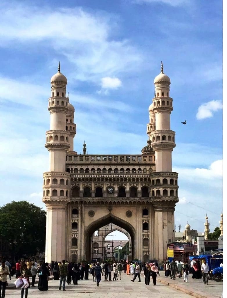 चारमीनार हैदराबाद की पहचान और स्थापत्य कला का अद्भुत उदाहरण है।