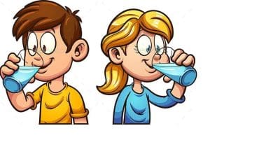 गिलास में हल्का नमकीन पानी, स्वास्थ्य लाभों से भरपूर घरेलू उपाय