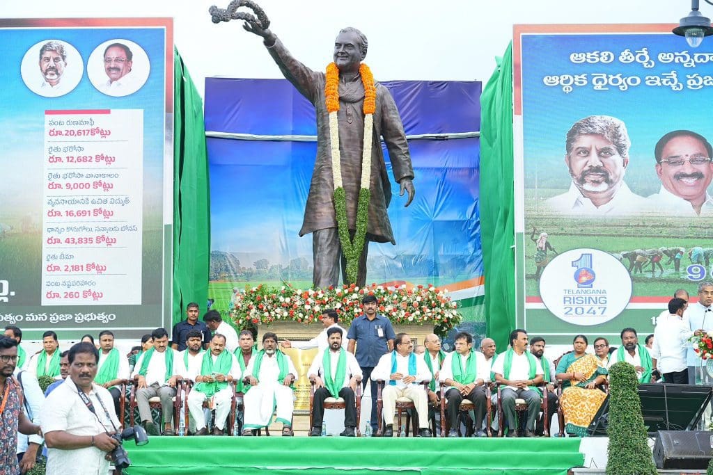 विजयोत्सव सभा को संबोधित  
करते मुख्यमंत्री ए. रेवंत रेड्डी। 
