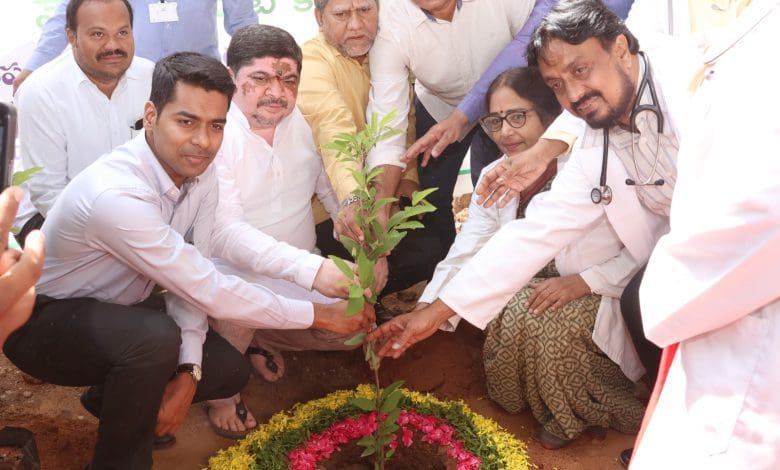 तेलंगाना को प्रदूषण मुक्त बनाने हेतु वृक्षारोपण