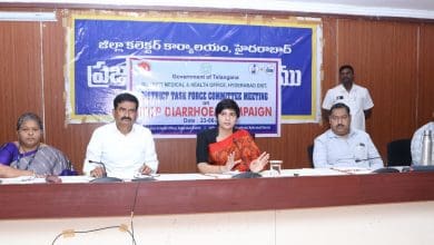 हैदराबाद में डायरिया नियंत्रण पर ध्यान केंद्रित करते कलेक्टर हरिचंदना दासरी की बैठक