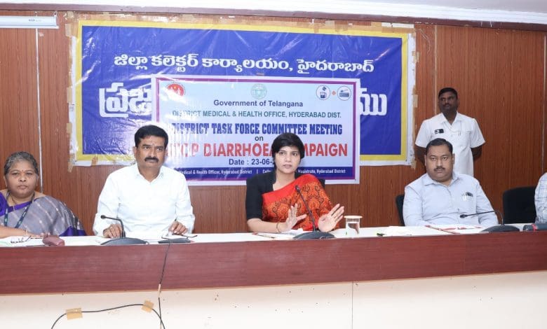 हैदराबाद में डायरिया नियंत्रण पर ध्यान केंद्रित करते कलेक्टर हरिचंदना दासरी की बैठक