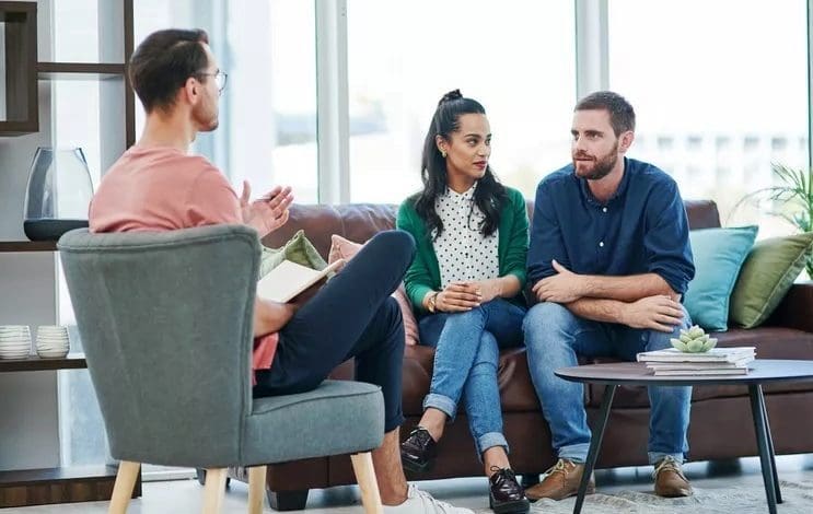 एक जोड़ा मैरिज काउंसलर से बातचीत करता दिख रहा है