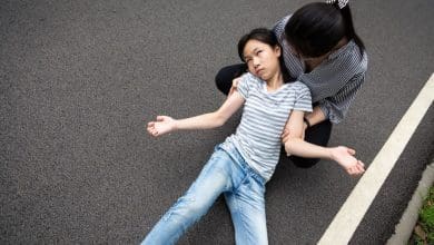 स्कूल में अचानक मिरगी का दौरा पड़ने पर साथी बच्चों द्वारा मदद मिलती हुई