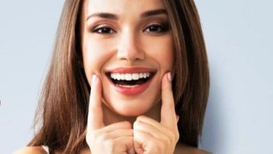 कॉस्मेटिक डेंटिस्ट्री से सजाए गए सफेद और व्यवस्थित दांतों वाली मुस्कान