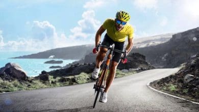 प्राकृतिक स्थलों पर साइकिलिंग करते पर्यटक, पहाड़ों और समुद्री मार्गों का आनंद