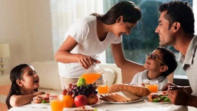 पौष्टिक भारतीय नाश्ता करते हुए परिवार के सदस्य