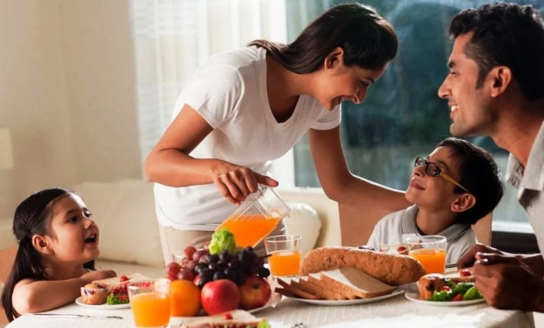 पौष्टिक भारतीय नाश्ता करते हुए परिवार के सदस्य